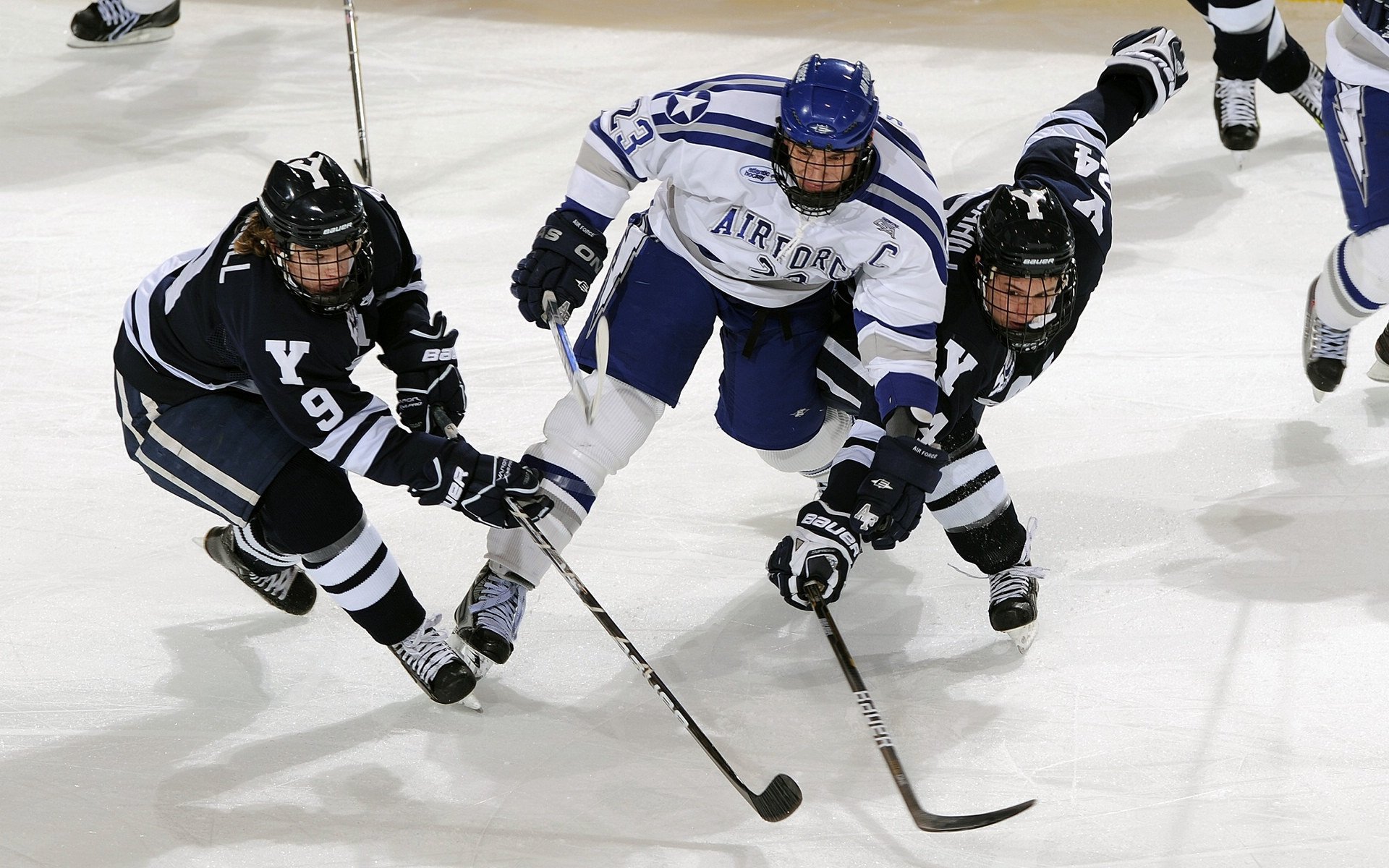开云体育中国官方网站-“沙滩手球:运动员之间的极速对抗,紧张刺激”
